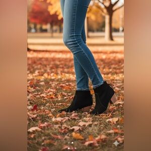 Tahari Charlies Black Suede Faux Lace Up Back Ankle Booties Women’s Size 8 1/2